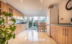 Best Price! Large Home For 4 - Smart Tv - Comfy Beds - Garden - 4 Single Beds Or 2 Doubles!